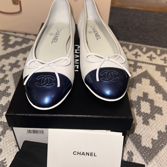 Chanel White/Blue Leather and Patent CC Cap Toe Bow Ballet - Picture 4 of 7